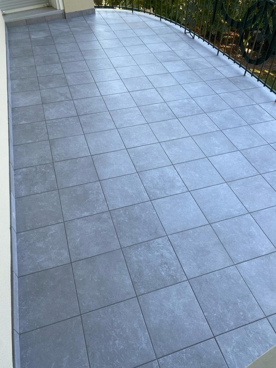 Balcon arrondi à Payerne après travaux, nouveau carrelage effet pierre