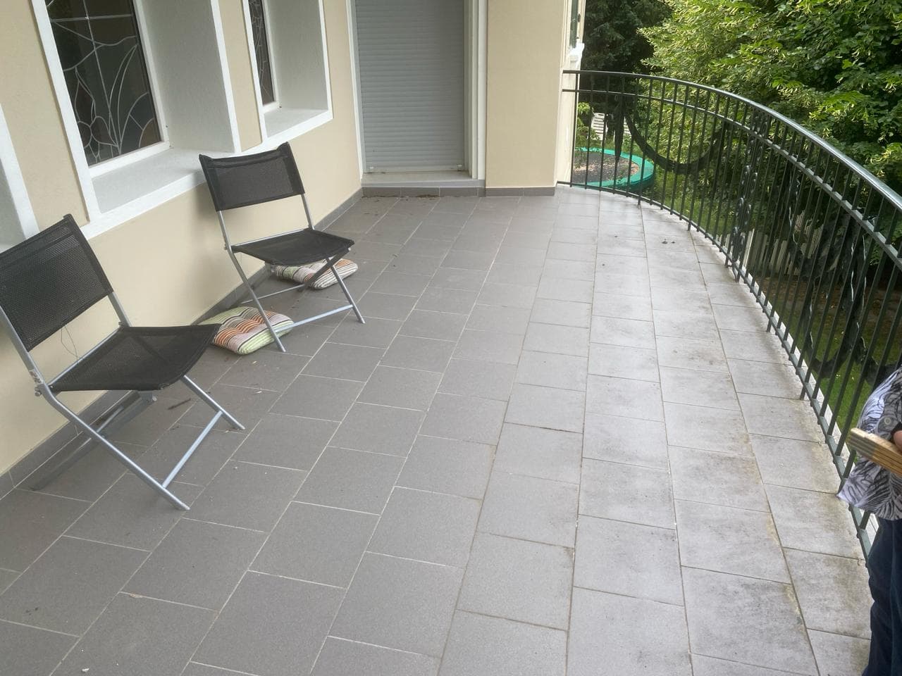 Balcon arrondi à Payerne avant travaux, ancien carrelage gris usé