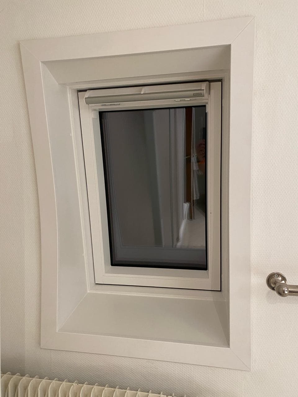 Habillage intérieur blanc d'une fenêtre de toit avec store intégré